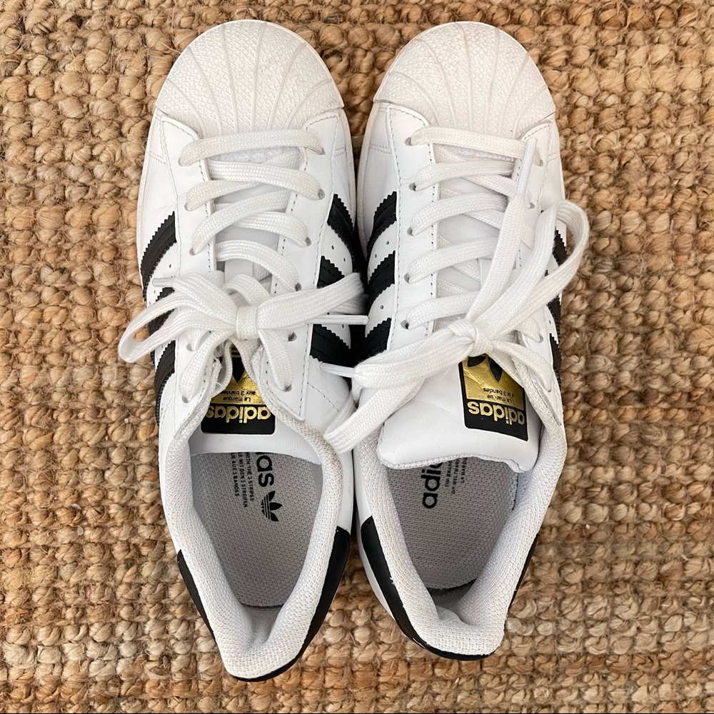 Adidas superstar shell toe sneakers- size 4.5 men’s/5.5 women’s